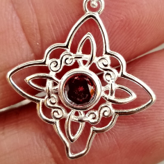 Collar nudo de bruja Rubí